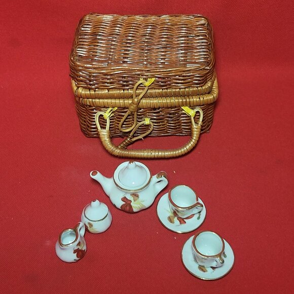 VTG Miniature Doll 9 Piece Angel Tea Set in Lined Wicker Picnic Basket - Picture 10 of 13